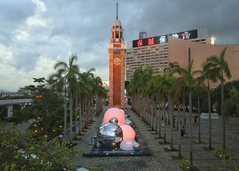 ◎ 香港康樂及文化事務署九月十五日起至十月八日在香港尖沙咀文化中心露天廣場的水池展出互動光影裝置「月亮製造機」,為癸卯年中秋綵燈會揭開序幕。「月亮製造機」由本地團隊打造,透過塑像及感測科技營造各種光影效果,裝置顏色會因應附近人潮多寡而轉變。(香港中通社記者 許其皓 攝)