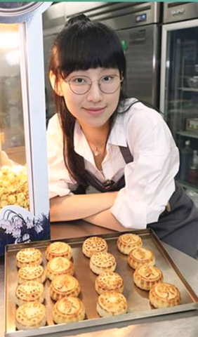 ◎ 炎明熹親手做月餅。