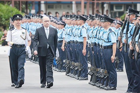 ◎ 九月十六日,香港警察學院舉行結業會操,中央政府駐港聯絡辦主任鄭雁雄在典禮中檢閱畢業的見習督察和學警。(香港中通社記者 謝光磊 攝)