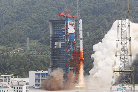 ◎ 九月十七日十二時十三分,中國在西昌衛星發射中心使用長征二號丁運載火箭,成功將遙感三十九號衛星發射升空,衛星順利送入預定軌道,發射任務獲得圓滿成功。此次任務是長征系列運載火箭第四百八十八次飛行。(中新社)