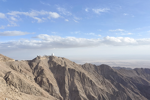 ◎ 九月十七日,由中國科學技術大學和中國科學院紫金山天文台聯合研製的墨子巡天望遠鏡正式啟用,其首光獲取的仙女座星系圖片也于當日發佈。這一望遠鏡是目前北半球光學時域巡天能力最強的設備,將顯著提升我國時域天文研究能力。墨子巡天望遠鏡安置於青海省海西蒙古族藏族自治州冷湖鎮海拔四千二百米的賽什騰山天文台址,是一台大視場光學成像望遠鏡。(新華社發 中國科學技術大學供圖)