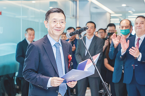 ◎ 澳門航空執行董事會主席兼總經理陳洪在開業儀式上致辭。
