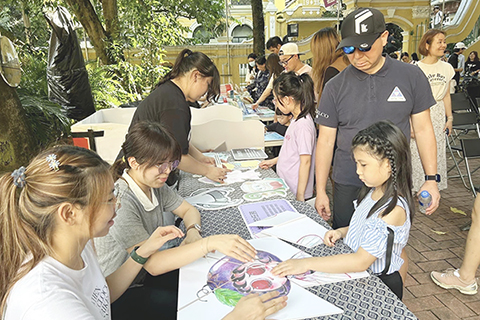 ◎ 瘋堂繪本文化節設有產品市集攤位。