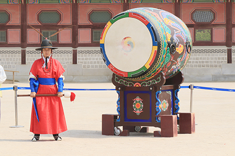 擊鼓傳達換崗信號的嚴鼓手。