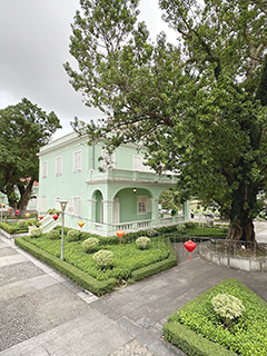 以前的醫生住宅,如今變身畫廊文創店。