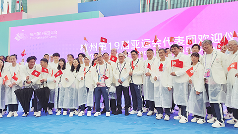 ◎ 九月廿二日下午,中國香港體育代表團在杭州亞運村舉行升旗典禮。圖為香港體育代表團團員合影留念。(香港中通社記者 洪少葵 攝)