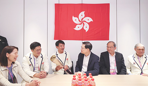 ◎ 九月廿二日,香港特區行政長官李家超到亞運會選手村為港隊健兒打氣,將香港市民的支持和祝福帶給他們。圖為李家超與中國香港隊代表交流。(香港中通社)