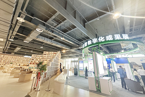 ◎ 九月二十二日,第十三屆中國數字出版博覽會正在甘肅敦煌舉行,本次博覽會首次專設了古籍數字化展區。(中新社記者 丁思 攝)