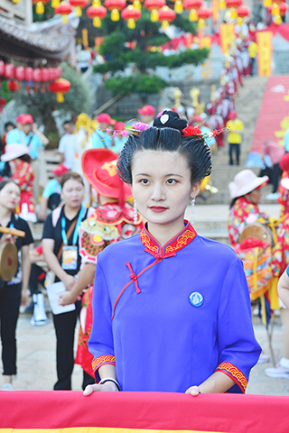 ◎ 九月十九日,梳著媽祖髻、穿著媽祖裝的湄洲女參加二0二三年海峽兩岸同胞護駕湄洲媽祖金身巡安莆田活動。(中新社記者 張斌 攝)