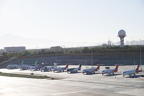 ◎ 九月廿六日,中國商飛七架ARJ二一和二架C九一九飛機齊聚新疆烏魯木齊地窩堡國際機場,「列隊」進行靜態展示。(中新社記者 孫自法 攝)