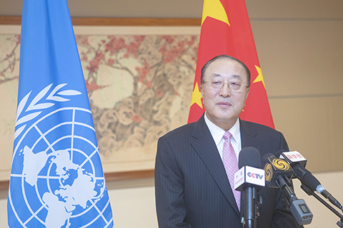 ◎ 當地時間九月廿六日,中國常駐聯合國代表張軍在紐約駐地向媒體介紹中國國家副主席韓正出席第七十八屆聯合國大會一般性辯論及高級別活動情況。(中新社記者 王帆 攝)