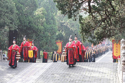 ◎ 九月廿八日,癸卯(二0二三)年公祭孔子大典在山東曲阜舉行。各界參祭人員在司禮官的引領下,緩步行至孔廟大成殿前。(中新社記者 梁犇 攝)