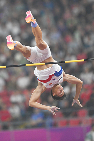 ◎ 九月三十日,亞運會撐桿跳比賽在杭州奧體中心體育場舉行,菲律賓選手歐內斯特.約翰.奧維耶納以破亞運會紀錄的五米九0奪冠。(中新社記者 崔楠 攝)