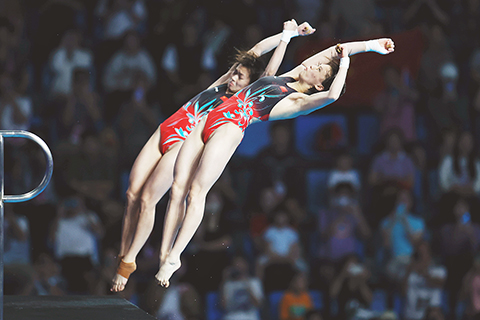 ◎ 九月三十日,杭州第十九屆亞運會跳水女子雙人十米跳台決賽,中國組合全紅嬋/陳芋汐奪得金牌。圖為全紅嬋/陳芋汐(前)在比賽中。(香港中通社圖片)