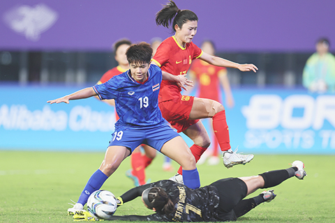 ◎九月三十日,中國隊球員閻錦錦(上)在比賽中拼搶。在杭州亞運會足球項目女子組四分之一決賽中,中國隊四比0勝泰國隊。(新華社記者 蘭紅光 攝)