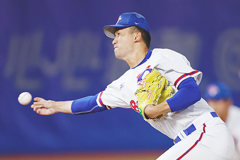 ◎ 十月一日,杭州第十九屆亞運會棒球第二階段小組賽B組比賽在杭州亞運會棒(壘)球體育文化中心進行,中國台北隊以十二比一戰勝泰國隊。圖為中國台北隊選手吳升峰在比賽中投球。(中新社記者 韓海丹 攝)