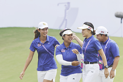 ◎ 十月一日,杭州第十九屆亞運會高爾夫球女子團體賽在西湖國際高爾夫球場舉行,泰國隊獲得金牌。(中新社記者 殷立勤 攝)