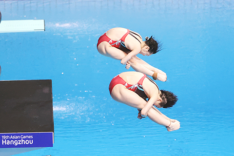 ◎ 十月一日,杭州第十九屆亞運會跳水女子雙人三米板決賽在杭州奧體中心游泳館進行。中國組合陳藝文/昌雅妮(左)以三百三十五點七三分摘得金牌。(香港中通社)