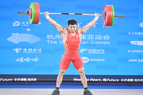 ◎ 十月一日,杭州十九屆亞運會舉重男子六十七公斤級比賽在蕭山體育中心體育館舉行,中國選手諶利軍在抓舉中以一百五十公斤刷新亞運會紀錄。(中新社記者 駱雲飛 攝)