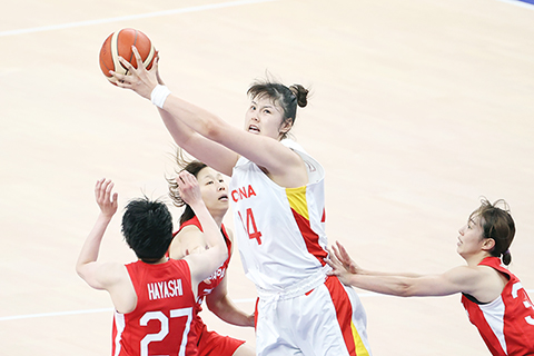 ◎ 十月五日晚,杭州第十九屆亞運會女籃決賽在杭州奧體中心體育館舉行。中國隊(白)以七十四比七十二戰勝日本隊(紅),奪得冠軍。圖為中國隊球員李月汝與日本隊球員爭搶籃板球。(中新社記者 湯彥俊 攝)