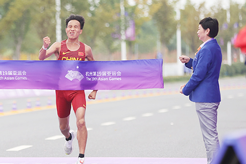 ◎ 十月五日,杭州第十九屆亞運會男子馬拉松比賽在杭州智慧新天地沿江景觀帶舉行,中國選手何傑獲得以二小時十三分0二秒獲得冠軍。圖為參加男子馬拉松比賽的運動員奔跑在賽道上。(中新社記者 泱波 攝)