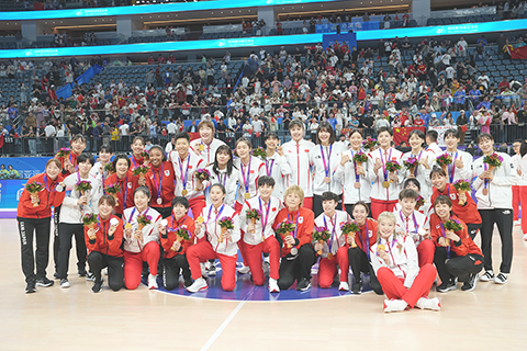 ◎ 十月五日,杭州第十九屆亞運會女籃決賽在杭州奧體中心體育館舉行。中國隊(白)以七十四比七十二戰勝日本隊(紅),奪得冠軍。圖為兩隊在頒獎儀式後合影。(中新社發 史春陽 攝)