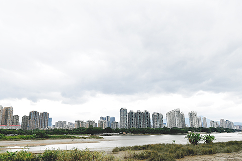 ◎ 十月五日,受今年第十四號颱風「小犬」影響,福州上空雲層翻湧。據中央氣象台消息,颱風「小犬」(強颱風級)的中心已於五日八時二十分前後在台灣省屏東縣鵝鑾鼻登陸,登陸時中心附近最大風力十五級(四十八米每秒),中心最低氣壓九百四十五百帕,中央氣象台十月五日六時繼續發佈颱風黃色預警。(中新社記者 呂明 攝)