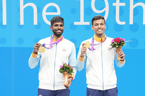 ◎ 十月七日,杭州第十九屆亞運會羽毛球男子雙打決賽在杭州濱江體育館舉行,印度隊組合薩特維克.賽拉傑.蘭基雷迪(左)、奇拉格.錢德拉謝卡爾.謝蒂以二比0戰勝韓國隊組合崔率圭、金元浩獲得冠軍。(中新社發史春陽 攝)