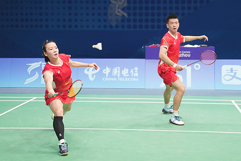 ◎ 十月七日,杭州第十九屆亞運會羽毛球混雙決賽在濱江體育館舉行,中國組合鄭思維(右)/黃雅瓊以二比0擊敗日本組合渡邊勇大/東野有紗,奪得冠軍。(中新社發史春陽 攝)