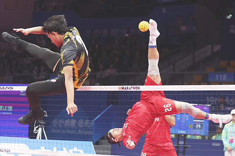 ◎ 十月七日,杭州第十九屆亞運會藤球男子單組決賽在金華體育中心體育館舉行。泰國隊二比0勝馬來西亞隊,獲得冠軍。圖為泰國隊擊球手披切.班訕(右)在比賽中進攻。(中新社記者蔣啟明 攝)