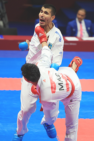 ◎ 十月七日,馬來西亞選手穆罕默德.阿里夫.阿菲夫丁.本.阿布.馬利克(下)在決賽中對陣哈薩克斯坦選手達尼亞爾.尤爾達舍夫。杭州亞運會空手道男子組手八十四公斤級比賽在杭州臨平體育中心體育館進行。馬來西亞選手穆罕默德.阿里夫.阿菲夫丁.本.阿布.馬利克獲得金牌,哈薩克斯坦選手達尼亞爾.尤爾達舍夫獲得銀牌,越南選手杜青人和約旦選手穆罕默德.賈法里獲得銅牌。(新華社記者劉續 攝)