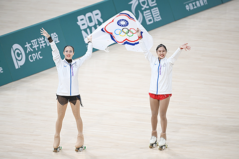 ◎ 十月七日,杭州第十九屆亞運會輪滑項目女子花樣輪滑單人滑長節目決賽在錢塘輪滑中心舉行。結合短節目決賽成績,中國台北選手洪筱晴(右)以九十四點三八分的總成績奪得女子花樣輪滑單人滑冠軍,中國台北選手張致如(左)獲得季軍。(中新社記者王剛 攝)