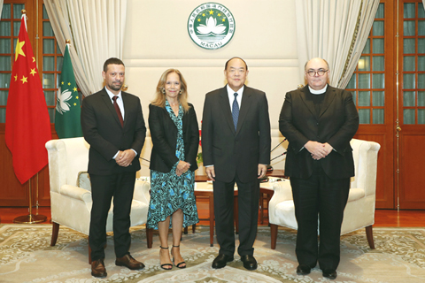 ◎ 行政長官賀一誠與葡萄牙天主教大學校長Isabel Capeloa Gil一行合影。