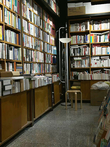 龍媒書店的內部