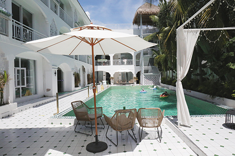 遊客在三亞博後村民宿內嬉水。(月和 攝)