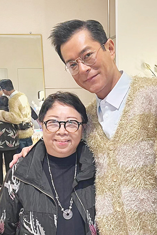 ◎ 古天樂和娛樂傳媒界爽姐合照。