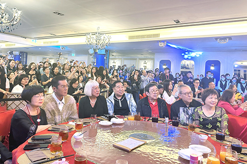 ◎ 古天樂前晚和影迷共聚的生日派對。筵開五十多席。他分批在台上和朋友、影迷合照,每席都有得影,輪流和古仔拍照。又舞獅又有唱歌表演及抽獎,大家玩得好開心。