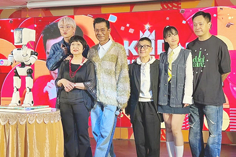 ◎ 古天樂前晚和影迷共聚的生日派對。筵開五十多席。他分批在台上和朋友、影迷合照,每席都有得影,輪流和古仔拍照。又舞獅又有唱歌表演及抽獎,大家玩得好開心。