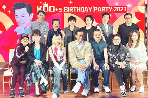 ◎ 古天樂前晚和影迷共聚的生日派對。筵開五十多席。他分批在台上和朋友、影迷合照,每席都有得影,輪流和古仔拍照。又舞獅又有唱歌表演及抽獎,大家玩得好開心。