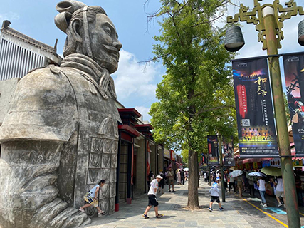 出口是遊客飲食購物區