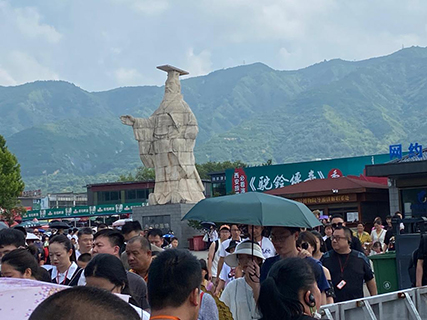 「秦始皇」在門外送客