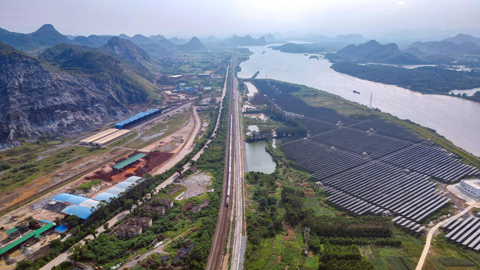 ◎ 國能清遠電廠鐵路專用線與京廣線並航拍行。(無人機照片)(任思思 攝)