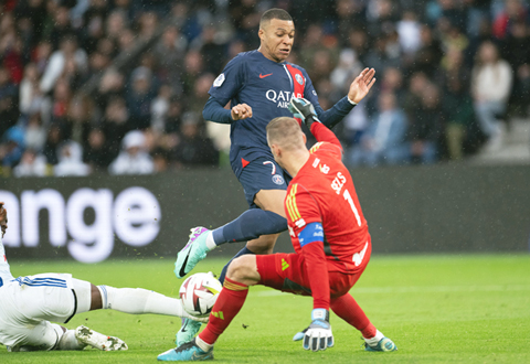 ◎ 十月廿一日,巴黎聖日門隊球員麥巴比(上)在比賽中拼搶。 當日,在法國足球甲級聯賽第九輪比賽中,巴黎聖日門隊主場以三比0勝斯特拉斯堡隊。(新華社發 積.陳 攝)