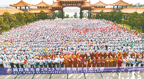 ◎ 睽違4年,國際佛光會世界會員代表大會2023年實體舉辦,近110個協會代表參加,盛況空前,來自海內外的佛光人都很期待返回佛光山禮祖並和星雲大師接心。圖╱佛光飛手隊提供