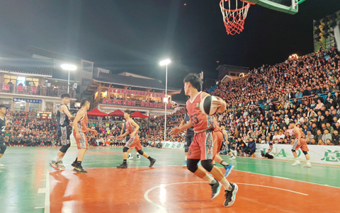 ◎ 十月二十八日晚,二0二三全國和美鄉村籃球大賽(村BA)總決賽冠亞軍爭奪戰在貴州省台江縣台盤村打響,廣東沙溪鎮隊以八十四比七十八的比分戰勝廣東大朗鎮隊奪冠。圖為比賽現場。(台江縣融媒體中心供圖中新社發)