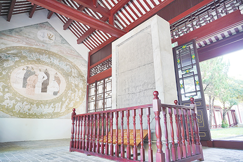 ◎ 步入廣西柳州市柳侯祠的中殿,一塊巨大古碑赫然入目。此碑就是被後人譽為「三絕碑」的荔子碑,碑身高二百卅一厘米,寬一百廿九厘米,集「韓文」(韓愈的詩篇)、「柳事」(柳宗元的事跡)、「蘇書」(蘇東坡的書法)於一碑。(韋國政 攝)