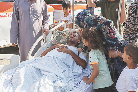 ◎ 埃及安全部門消息人士十一月一日表示,來自加沙地帶的一些受傷人員當天通過拉法口岸進入埃及。圖為當日,受傷人員在拉法口岸加沙一側等待前往埃及。(新華社發里澤克.阿卜杜勒賈瓦德 攝)