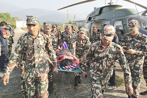 ◎ 圖為十一月四日,尼泊爾軍方人員在尼泊爾西部扎澤爾果德參與救援行動。(新華社發尼泊爾軍方供圖)