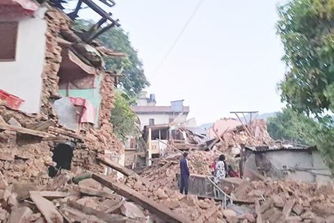 ◎ 尼泊爾警方發言人十一月四日對新華社記者說,尼西部三日午夜發生的六點四級地震造成一百二十八人死亡、一百四十人受傷。圖為當日在尼泊爾西部扎澤爾果德拍攝的被地震損毀的房屋。(新華社發尼泊爾總理府供圖)