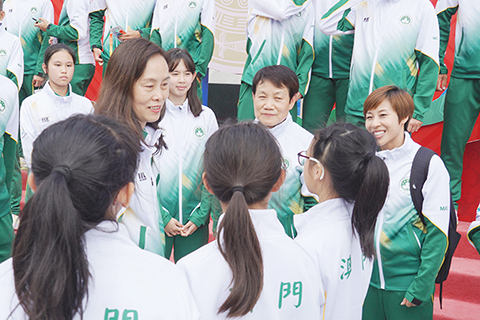 ◎ 澳門健兒和歐陽瑜司長在一起。